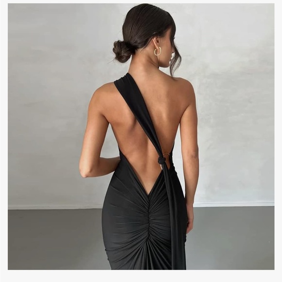 Backless dress - Picture 4 of 6